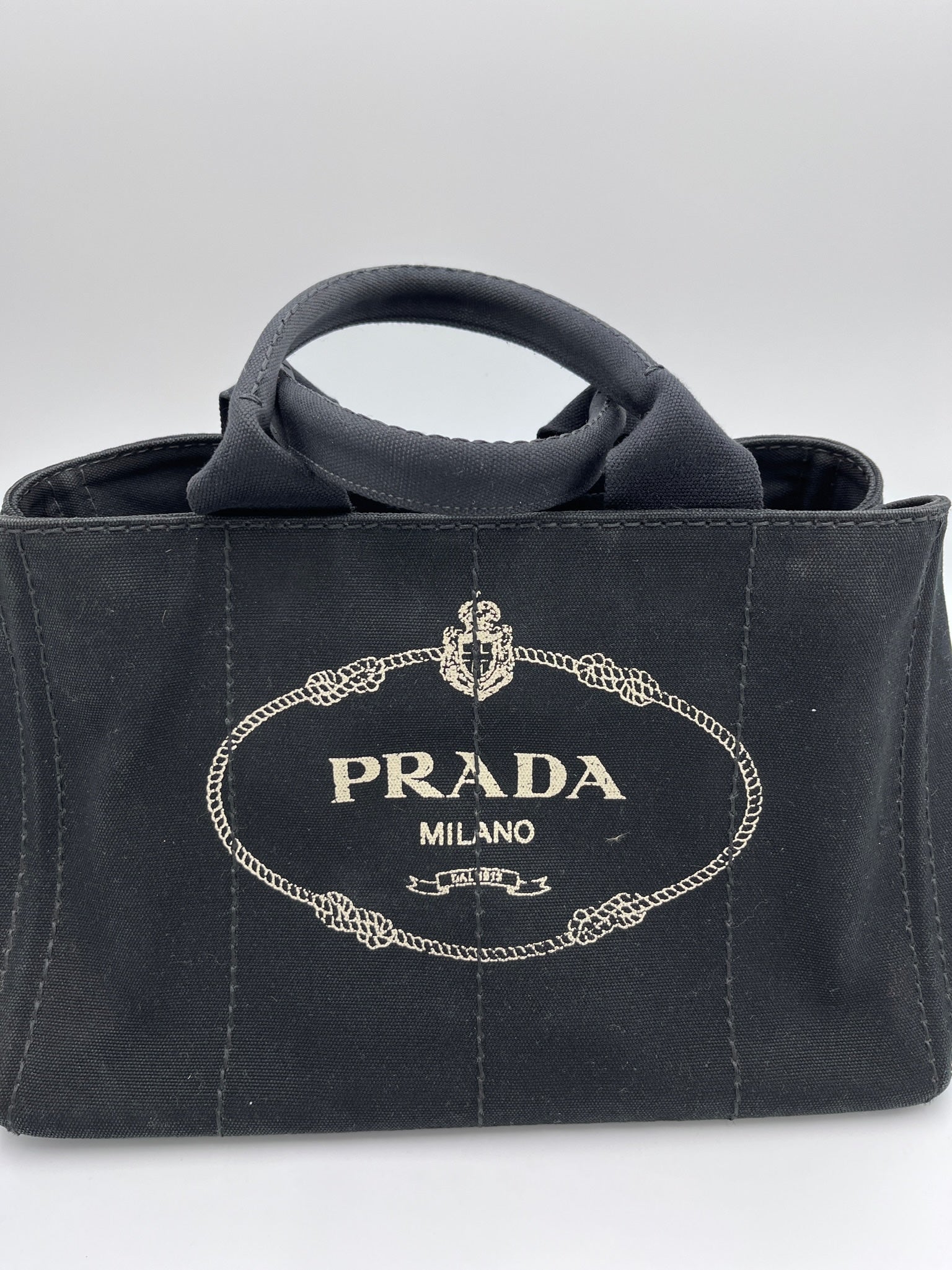 Exklusive Ansicht von Details der vintage Prada Two Way Bag (tbd).